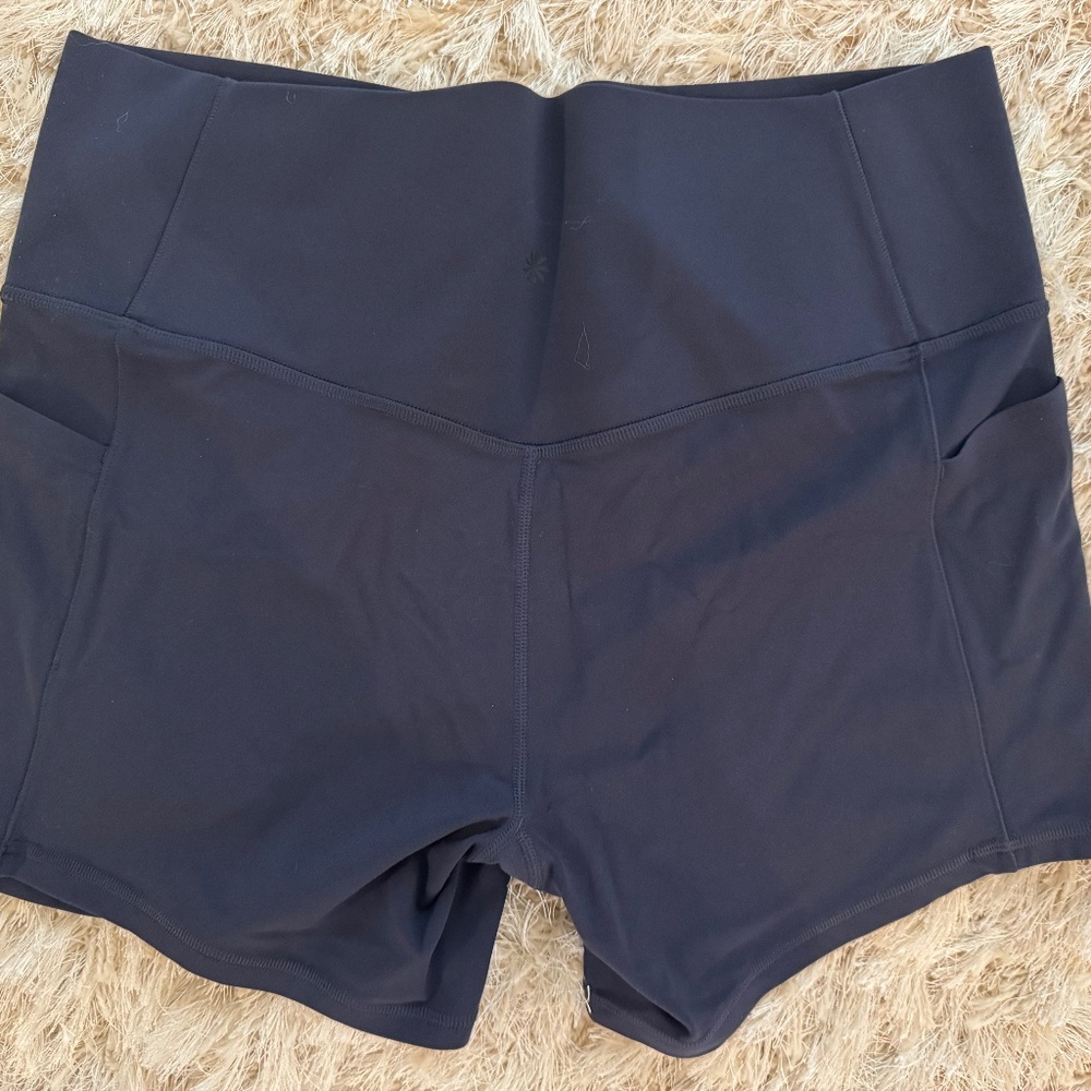 Athleta - Women's Salutation Stash Pocket II 5" shorts - XL -Beautiful